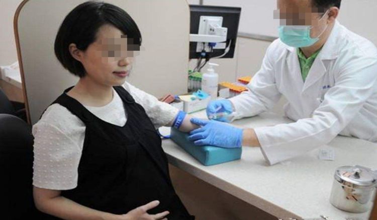 丈夫加班，妻子獨自去產檢，聽見旁邊女人點開的語音，含淚墮了胎