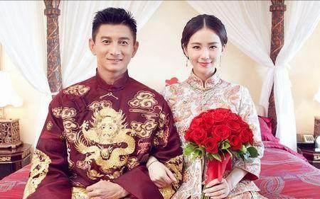 新娘遭婚鬧拒絕下跪，婚禮服下半身被撕扯掉，三觀不合就離了吧！