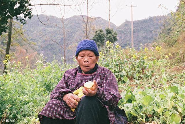兩個兒子全都有錢，老母親卻在窮女兒家養老，4個月後女兒恍然大悟