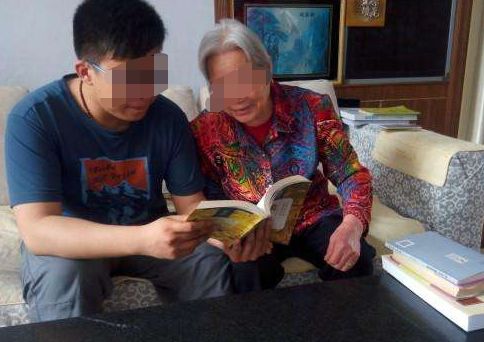拾荒老太撿到空錢包，偷偷塞進700後還給失主，三天後驚喜來了