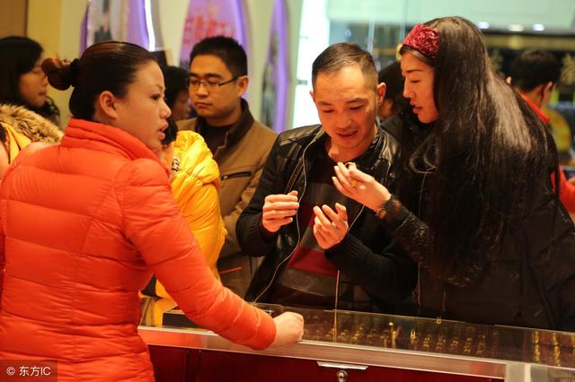 結婚婆家給18萬，婚禮前幫未婚夫接電話，對方剛開口我氣得直跺腳