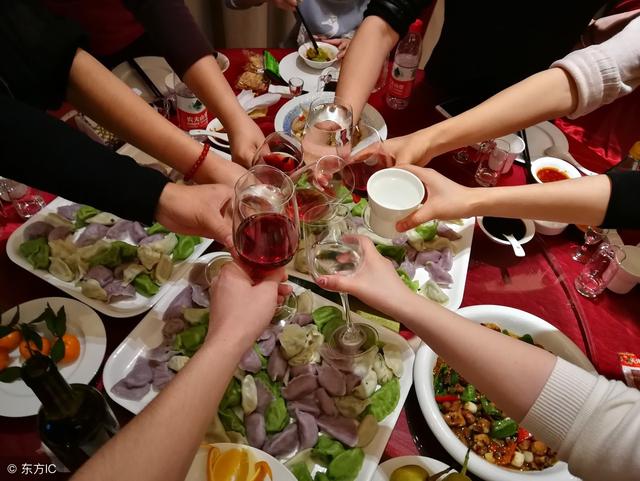 結婚婆家給18萬，婚禮前幫未婚夫接電話，對方剛開口我氣得直跺腳