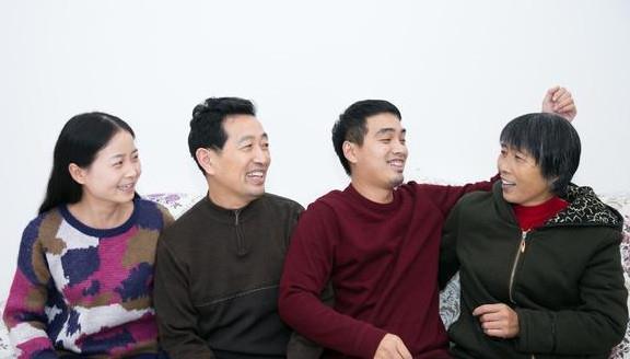 家裡拆遷，母親說嫁出去的女兒不能分財產，生病後說我們是一家人