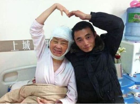 妙齡少女一夜變老，老公不離不棄，這才是真愛，整容手術讓她重生