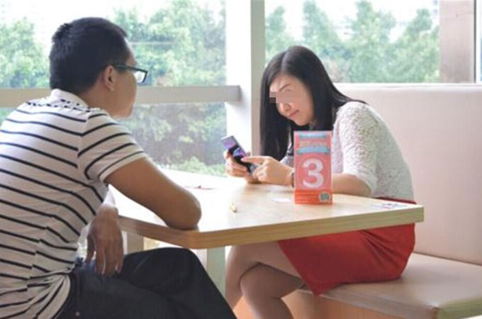 女子去相親，對方總偷摸蹭她腿，她不解，假裝撿筷子一瞧，報了警