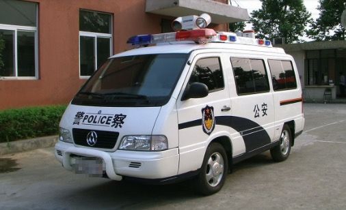 女子去相親，對方總偷摸蹭她腿，她不解，假裝撿筷子一瞧，報了警