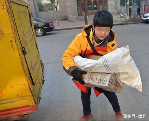 妻子難產去世，俺獨自養娃，收到妻子的定時快遞，俺不讓娃喊爹