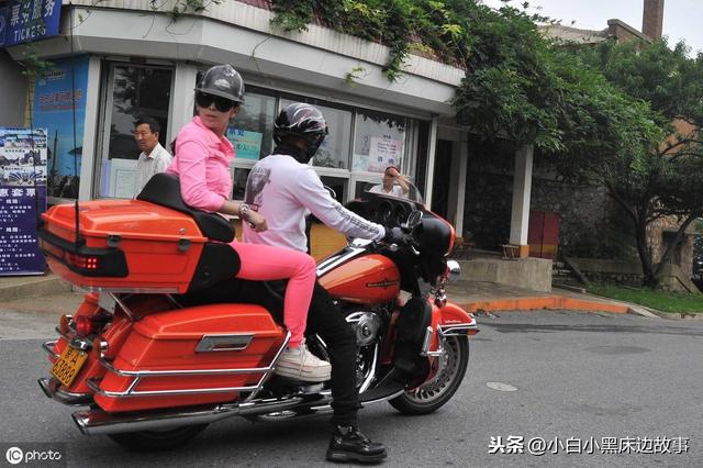 情人節那天晚上，男孩為博未婚妻高興，付出了家破人亡的代價
