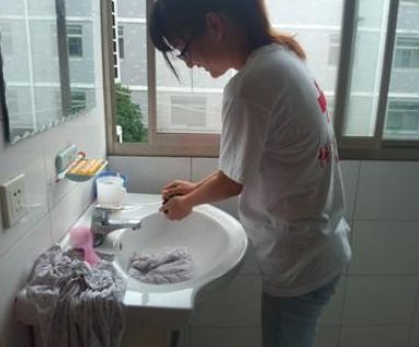 幫老公洗衣服發現一支口紅，在他口袋放入錄音筆，隔天打開俺傻住