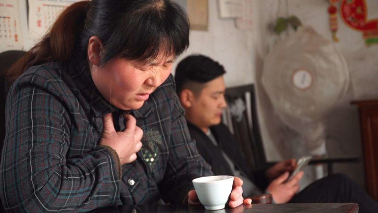 母親生病住院，男子偷偷給母親寄錢，到醫院去看望後傻住