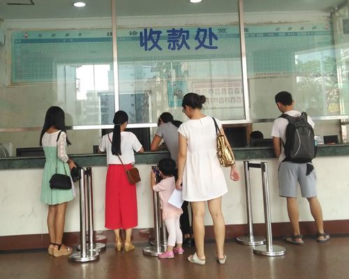 母親生病住院，男子偷偷給母親寄錢，到醫院去看望後傻住