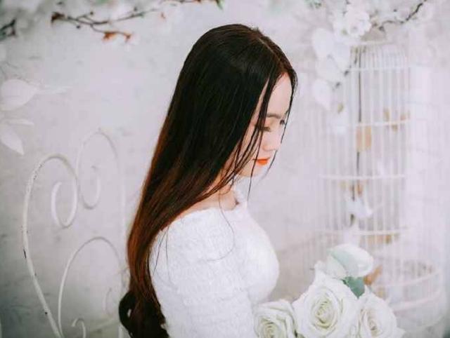 生了女兒後婆婆給我五萬奶粉錢，去刷卡時銷售員說的話讓我懵住了