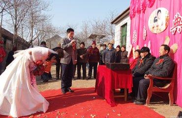小叔子結婚婆婆不讓我去參加，我連夜趕回去一看，生氣搬回了娘家