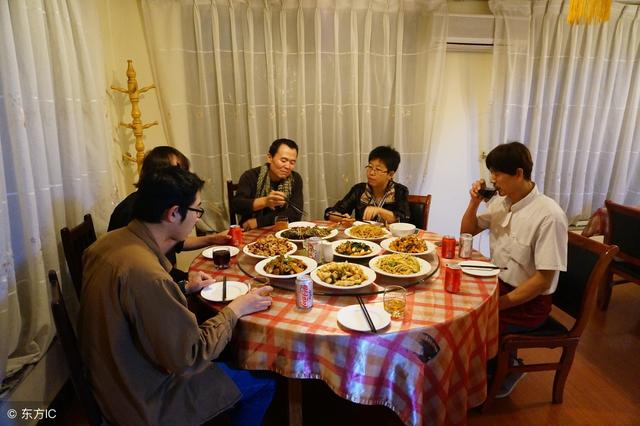 婆婆55歲生日回去慶生，意外得知老公有個秘密，逼問下他承認一事