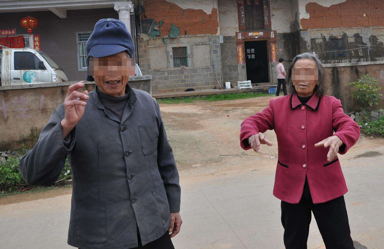 後媽供兩個繼子上大學，老了之後無人贍養，村民得知真相後，蒙了