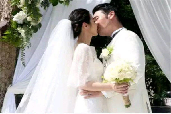 新婚夜丈夫拒不同房，婆婆拉開包拿出一樣東西，俺當場傻住