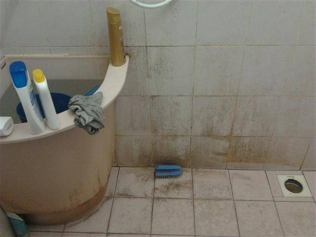噁妻不刷牙、不洗頭，過年才洗一次澡。。! 「黑癬多到堵住排水孔」 夫忍13年頂不順離婚 ...!!