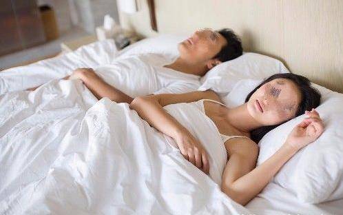 自從和他同居後，他就開始早出晚歸，一天半夜醒來一摸被子，我決定這輩子非他不嫁