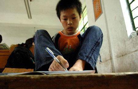 拾荒老人收養殘疾男孩，男孩是天才，父母來認別有居心
