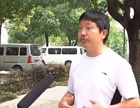 男子月入過萬卻買不起一個燒餅，苦求妻子離婚被拒，妻子：沒門