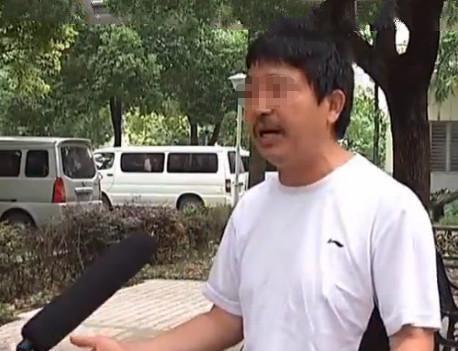 男子月入過萬卻買不起一個燒餅，苦求妻子離婚被拒，妻子：沒門