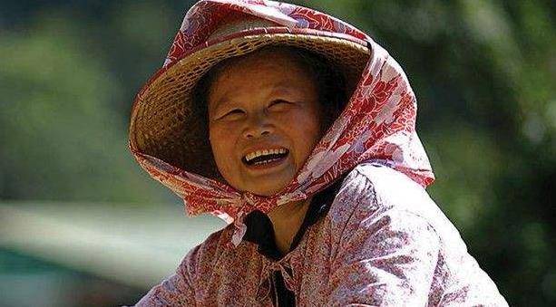 母親葬禮，一個陌生女子跪了三天，卻不開口！直到母親下葬，才發現女子身份的秘密！