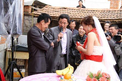 我未婚先孕，婆婆婚禮上列出個清單，婆婆說句話，我摘掉婚紗離開