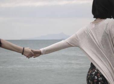 我未婚先孕，婆婆婚禮上列出個清單，婆婆說句話，我摘掉婚紗離開