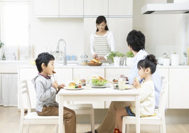 婆婆找我「借」婚房給自己兒子，我掏出房產證，她轉身離開