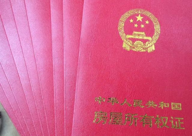 婆婆找我「借」婚房給自己兒子，我掏出房產證，她轉身離開