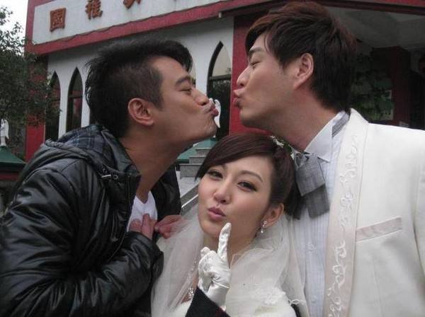 43歲男星帶妻見新歡，街頭與新歡甜蜜相擁，妻子在旁強忍淚水