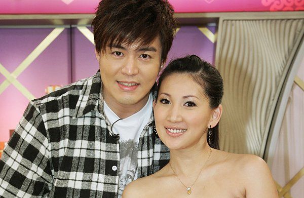 43歲男星帶妻見新歡，街頭與新歡甜蜜相擁，妻子在旁強忍淚水