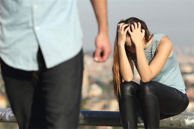 老公同父異母妹妹來家裡，他總讓我回娘家，偷看監控後我眼眶紅了