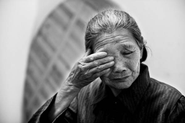 父親離開前交給女兒一精緻寶盒：「妳媽走了才能開！」10年後女兒拿鑰匙開後頓時淚崩