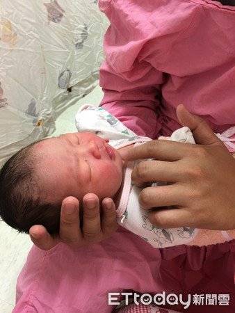 狗狗離世前，媽媽請它投胎來當小孩續前緣，2年後妹妹來報到，媽媽一看：我知道它回來了