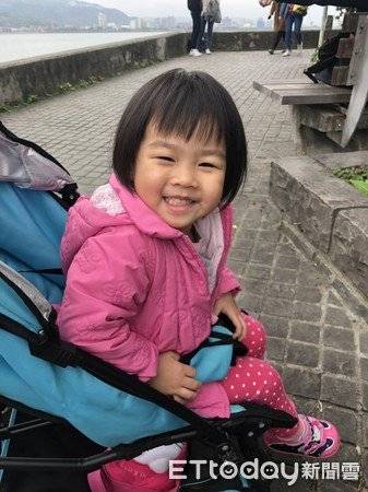狗狗離世前，媽媽請它投胎來當小孩續前緣，2年後妹妹來報到，媽媽一看：我知道它回來了