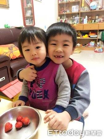 狗狗離世前，媽媽請它投胎來當小孩續前緣，2年後妹妹來報到，媽媽一看：我知道它回來了