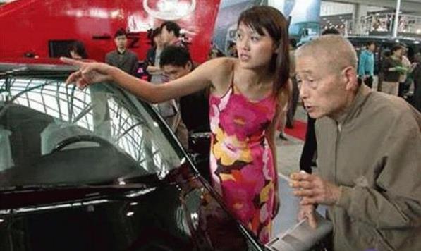 「髒兮兮的農夫」來到汽車展，客服人員沒有理他，櫃檯小姐熱情招待，讓農夫一口氣買了「8台車」！