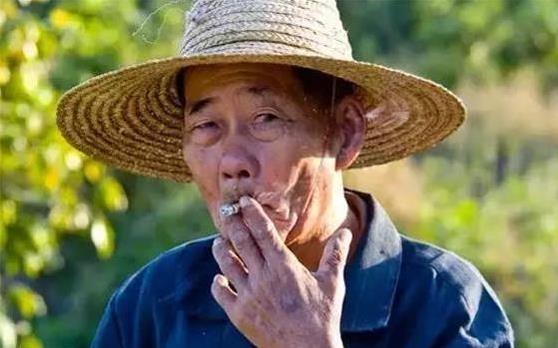 「髒兮兮的農夫」來到汽車展，客服人員沒有理他，櫃檯小姐熱情招待，讓農夫一口氣買了「8台車」！