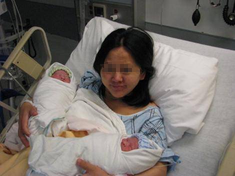 女子生下雙胞胎兒子，坐月子時卻割腕離世了，媽媽翻手機報了警