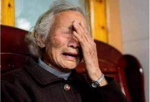 女子生下雙胞胎兒子，坐月子時卻割腕離世了，媽媽翻手機報了警