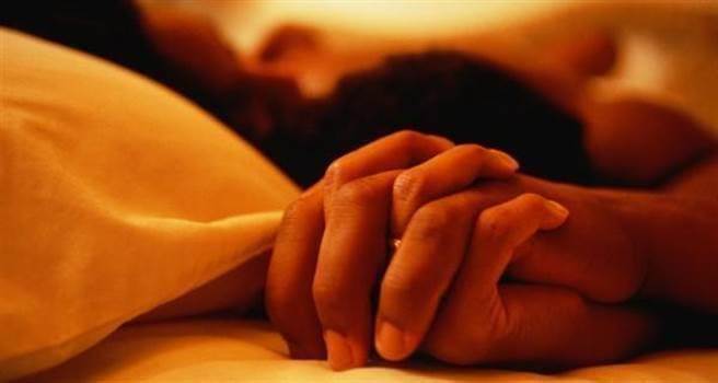 他發現「老婆偷吃」卻裝沒事，精心策劃等到老婆生日...「在全家人面前獻上最猛生日驚喜」！
