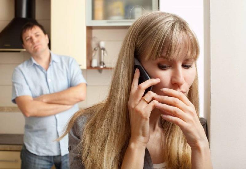 他發現「老婆偷吃」卻裝沒事，精心策劃等到老婆生日...「在全家人面前獻上最猛生日驚喜」！