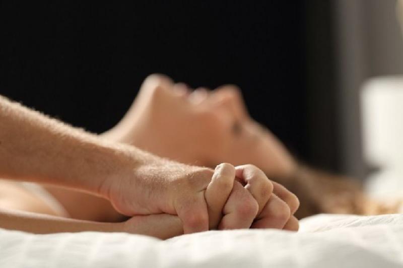 他發現「老婆偷吃」卻裝沒事，精心策劃等到老婆生日...「在全家人面前獻上最猛生日驚喜」！