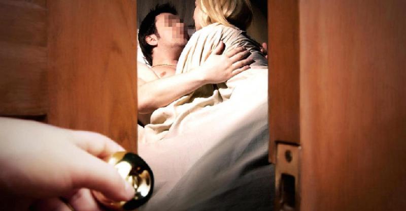他發現「老婆偷吃」卻裝沒事，精心策劃等到老婆生日...「在全家人面前獻上最猛生日驚喜」！