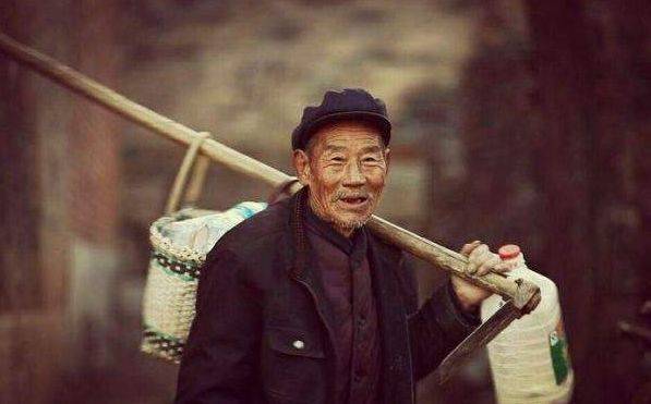 老人種甘蔗供養子讀大學，葬禮上來輛豪車，才知養子身份不簡單