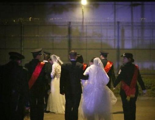 此悍匪曾幹掉六個黑幫老大，被判死刑，臨刑前要求和女友完成一事