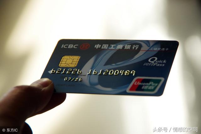 我回到家，看到老婆在做飯，我媽坐在地上，我衝到廚房把鍋給砸了