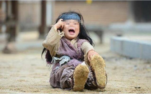 夫妻救了一窩獅子，三年後獅子闖進屋叼走兒子，夫妻追出家門磕頭