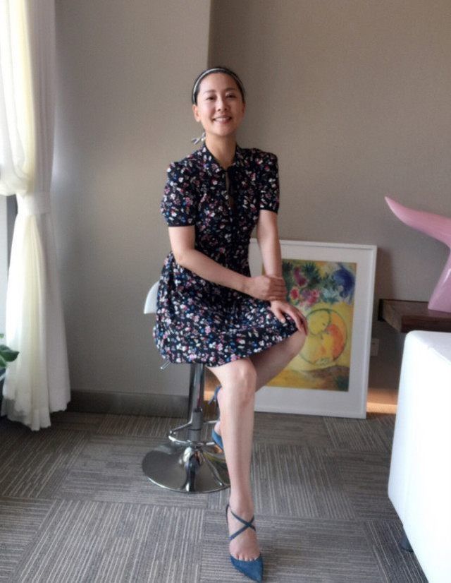 嫁大9歲光頭老公，不能生育獨寵20年，44歲氣質依舊